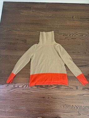Magaschoni 100% Cashmere Beige Turtleneck Sweater with Orange Colorblock